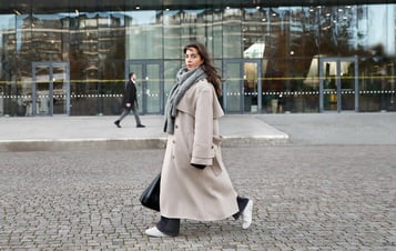 Kvinna som promenerar i stadsmiljö